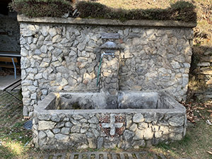 La fontana accanto alla capanna