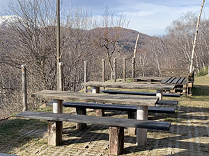 Tavoli e panche accanto alla capanna