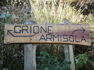 Il bivio tra il percorso diretto e la variante per Armisola