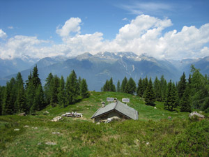 Dintorni del rifugio e panorama verso la Vetta di Rhon