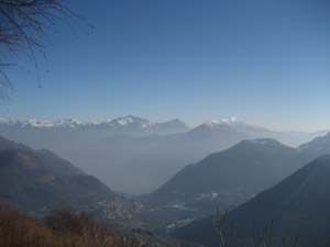 Panorama dal rifugio sulla valle e il Lago di Como