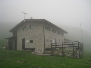 Il Rifugio Baita Golla nella nebbia