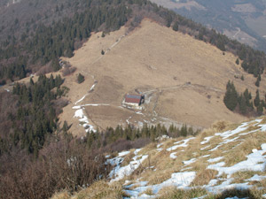 Il rifugio visto dalla cima del M. Bronzone