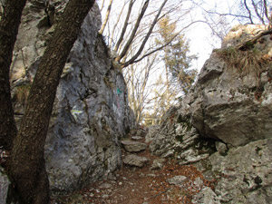 Passaggio tra le rocce poco prima del rifugio