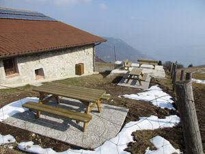 Tavoli e panche accanto al rifugio