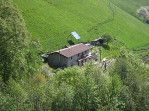 Il Rifugio Grande Faggio visto dalla sterrata che prosegue verso il Rifugio Resegone