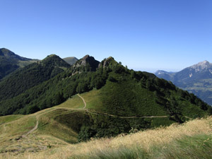 Salendo allo Zucco del Corvo. Uno sguardo alle spalle verso il Passo del Gandasso.