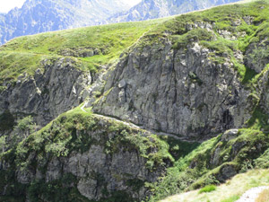 Al centro la cengia del Passo del Toro