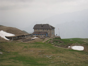 Il rifugio dal Passo del Camisolo
