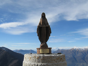 La madonnina davanti al bivacco dellˈAlpe Campo