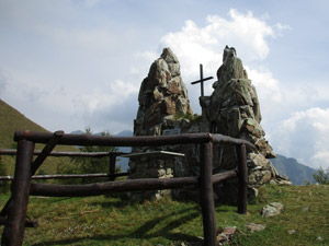 Il Monumento ai Caduti sotto al tornante n. 20