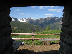 Veduta dalla porta del bivacco