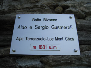 La targa sul bivacco