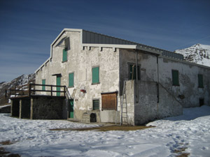 Passiamo accanto al Rifugio Il Giovo qui investe invernale