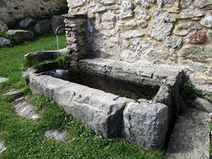 La fontana davanti alla casera