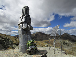 La statua della Madonna del Soccorso nei pressi del bivacco