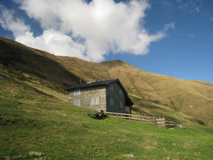 Il Rifugio La Canua e il M. Bregagno