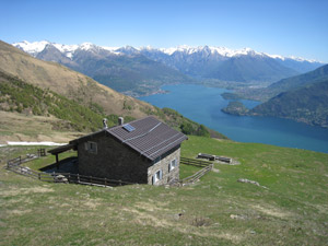 Il rifugio e la parte alta del Lario venendo da S. Amate