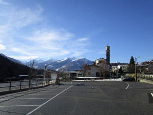 1 itinerario. Il grande parcheggio accanto al cimitero