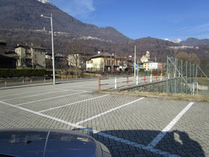 3 itinerario. Il parcheggio del campo sportivo a Dazio