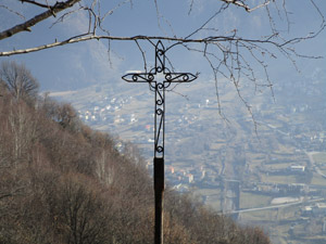 Piccola croce a lato della strada