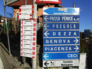 Al Passo del Brallo non mancano certo i segnavia