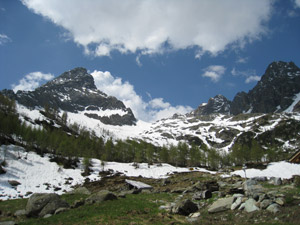 Le cime a sudovest del laghetto