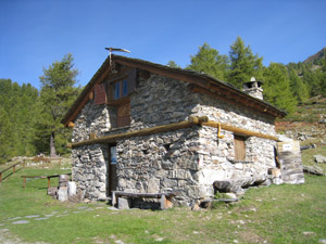 Passiamo accanto al Rifugio Lago della Casera