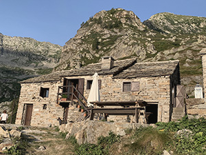 Il secondo edificio che alla sinistra contiene il bivacco