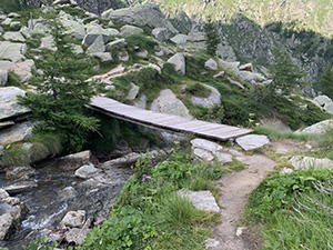 Passerella sul Torrente Cervo emissario del Lago della Vecchia
