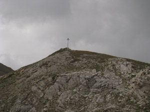 Croce sul dosso poco prima del lago