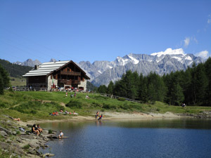 Il rifugio e il lago