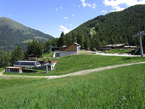 Uno sguardo agli impianti di Valbione riprendendo il cammino