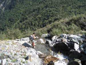 Guado del torrente in cima alla cascata