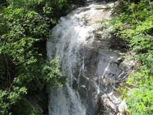 La cascata che si vede dal ponticello