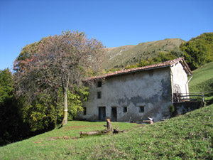 2 itinerario - Una cascina salendo da Moggio dalla quale...