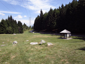Area pic-nic dove la strada e il sentiero si incontrano