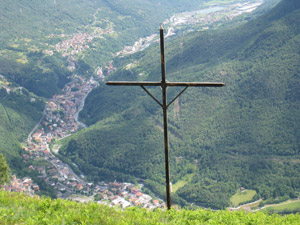 Croce e panorama sulla vallata
