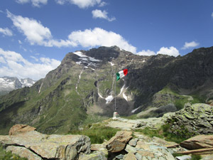 La bandiera che precede il rifugio