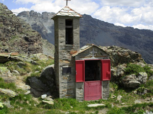La chiesetta accanto al rifugio