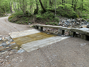 Uno dei due attraversamenti del torrente