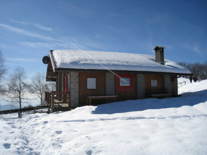 Veduta invernale del rifugio