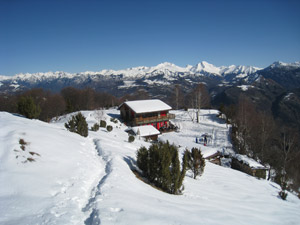 Il rifugio e il panorama verso nord