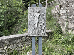 Uno dei bassorilievi lungo il cammino, opera dello scultore Ferrari