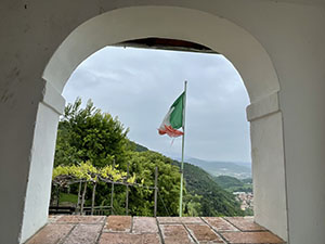 Da una arcata del rifugio