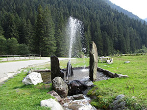 Fontana accanto al parcheggio del rifugio