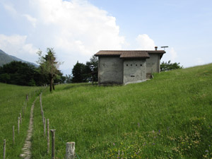 La Cascina Vester in una radura