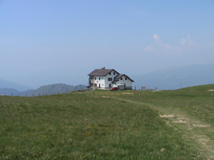 Il rifugio e dintorni in estate
