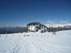 Veduta invernale del rifugio