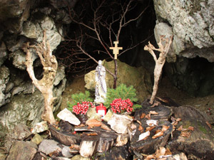 Grotta con la statuetta di S. Francesco